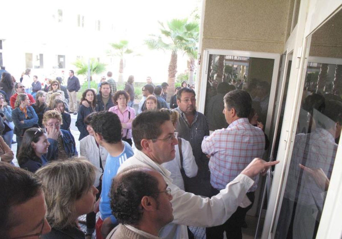 Aspirantes consultan las listas antes de acceder a un examen.