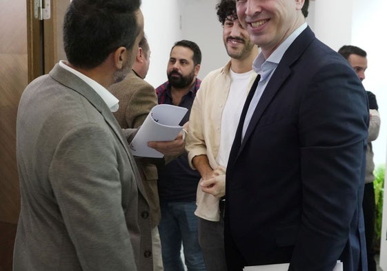Ricardo Cabezas de espaldas y David Sánchez tras la presentación del último programa Ópera Joven.