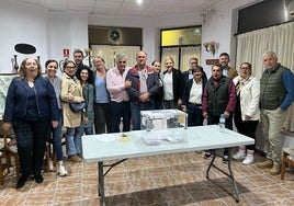 Aurelio Leal, en el centro con camisa rosa, rodeado de su equipo.