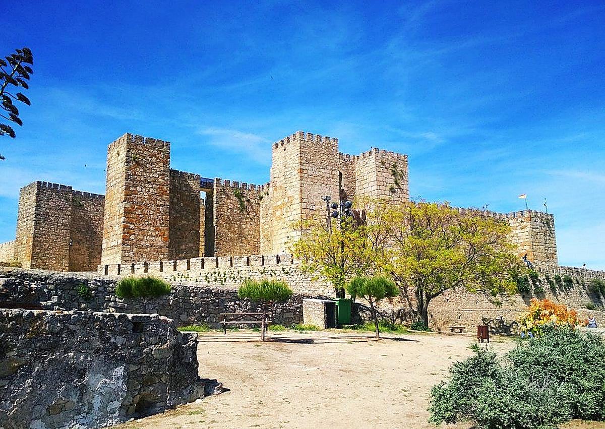 Imagen secundaria 1 - El castillo, la estatua de Pizarro y el balcón esquinado son algunos de los elementos más reconocibles de la localidad.