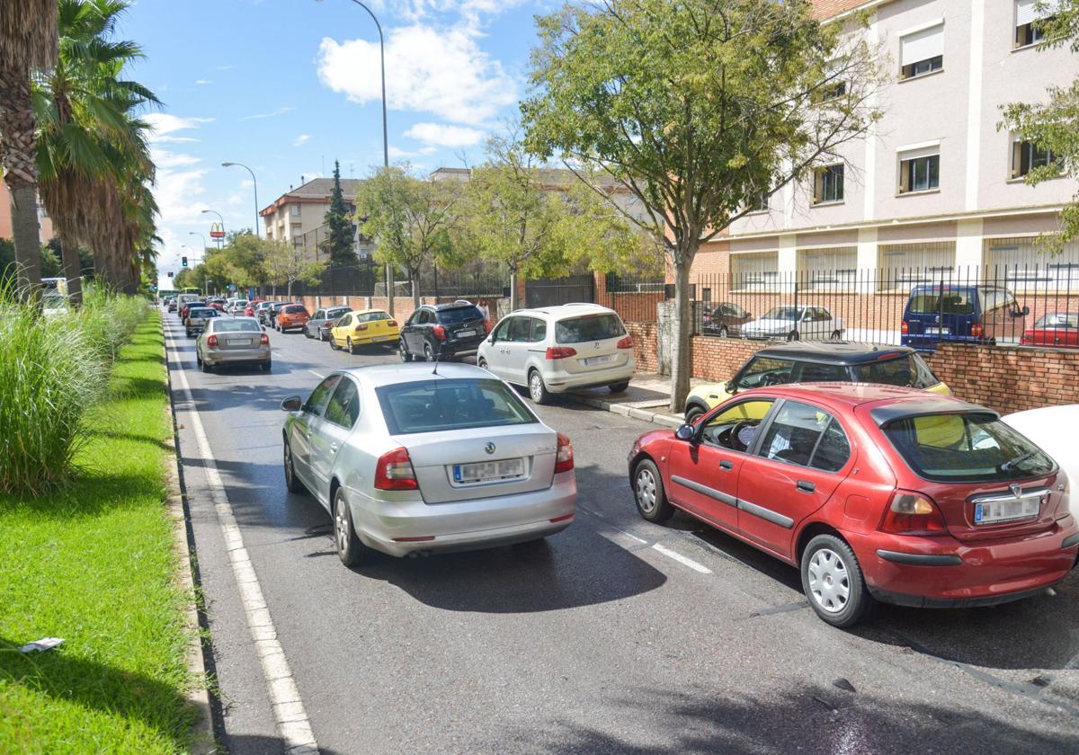 La Policía Local de Badajoz inicia una campaña contra los coches mal aparcados en los colegios