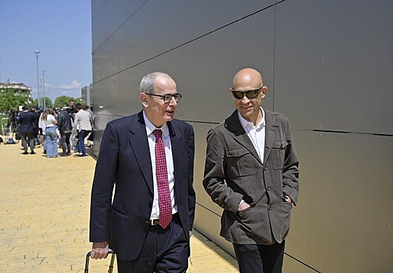 Luis Carrero (derecha de la imagen) junto a su abogado, Salvador Morillas.