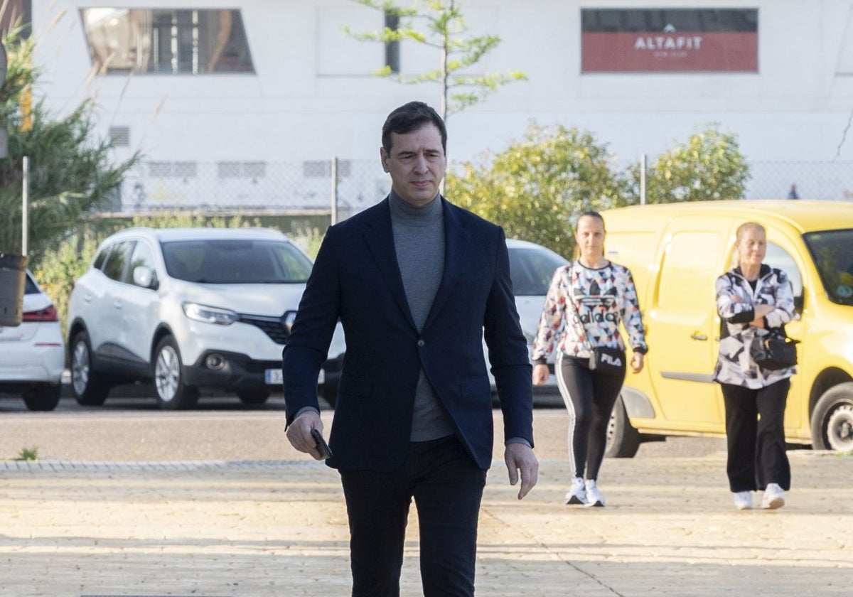 David Sánchez llega a pie a los juzgados de Badajoz.