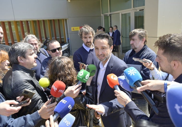 Ricardo Cabezas, diputado de Cultura, atiende a los medios tras declarar en el juzgado.