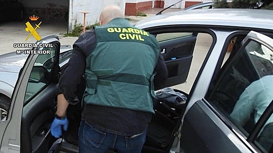 Detenida por la Guardia Civil tras disparar a su vecino con un arma