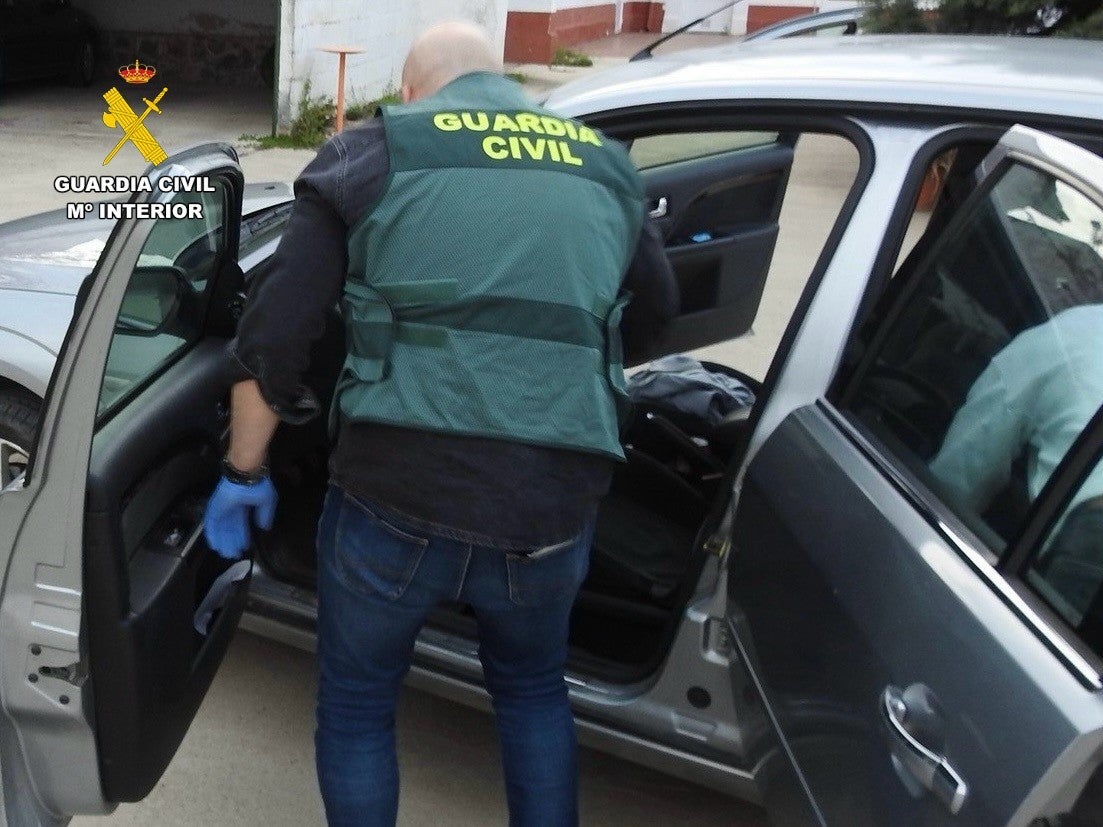 Detenida por la Guardia Civil tras disparar a su vecino con un arma