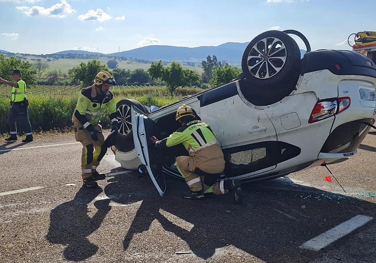 Imagen del accidente que ha tenido lugar este viernes cerca de Zafra.