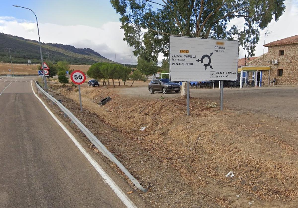 Herido el conductor de un coche al salirse de la vía y volcar tras sufrir un mareo en Zarza-Capilla