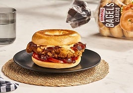 Bocadillo con pan bagel de pollo crujiente y bacon