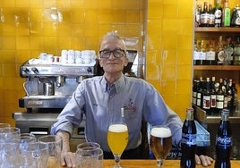 El extremeño Manolo Ortiz en la barra de Can Pedro, un mesón clásico de Palma de Mallorca donde trabaja desde 1993.