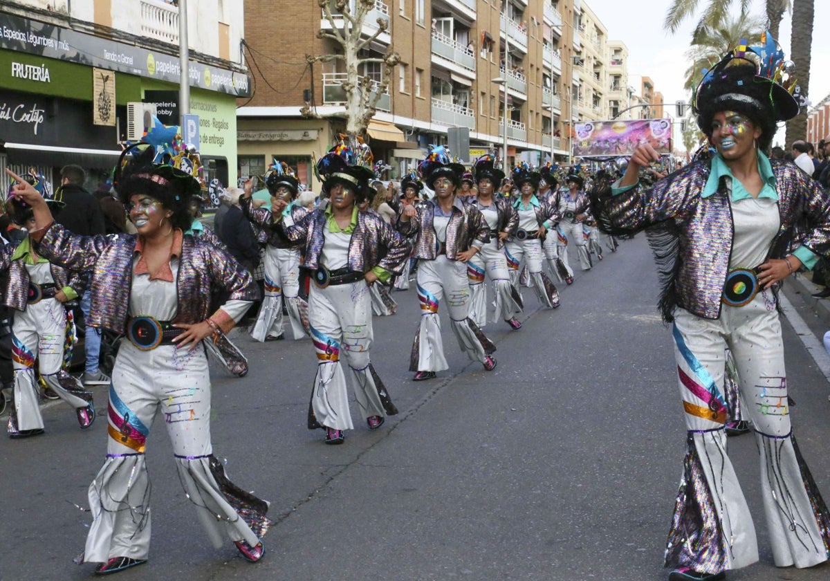Los grupos de pasacalles del Carnaval Romano celebran este domingo un desfile por las calles de Mérida