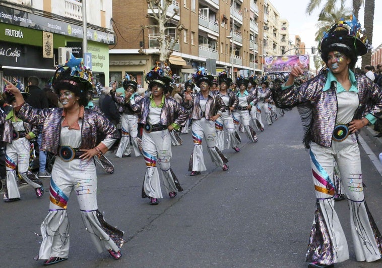 Los grupos de pasacalles del Carnaval Romano celebran este domingo un desfile por las calles de Mérida
