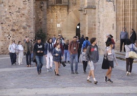 Viajeros durante la Semana Santa en la Plaza de Santa María.