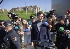 David Sánchez ha salido de los juzgados de Badajoz rodeado de periodistas y agentes de policía.
