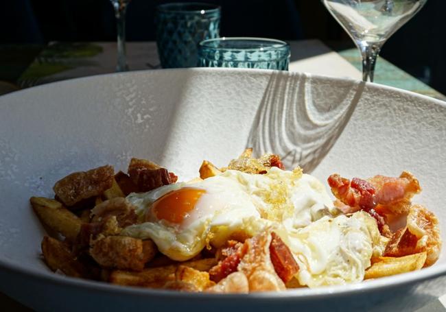 Torreznos sobre huevos rotos de Daitán.