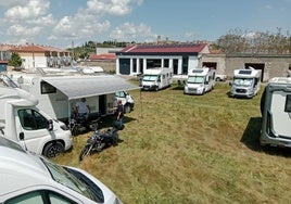 Casas rodantes participantes en la concentración en Trujillo.
