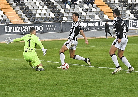 El blanquinegro Álex Alegría trata de batir a Diego, guardameta del Trujillo, en el partido de la primera vuelta.