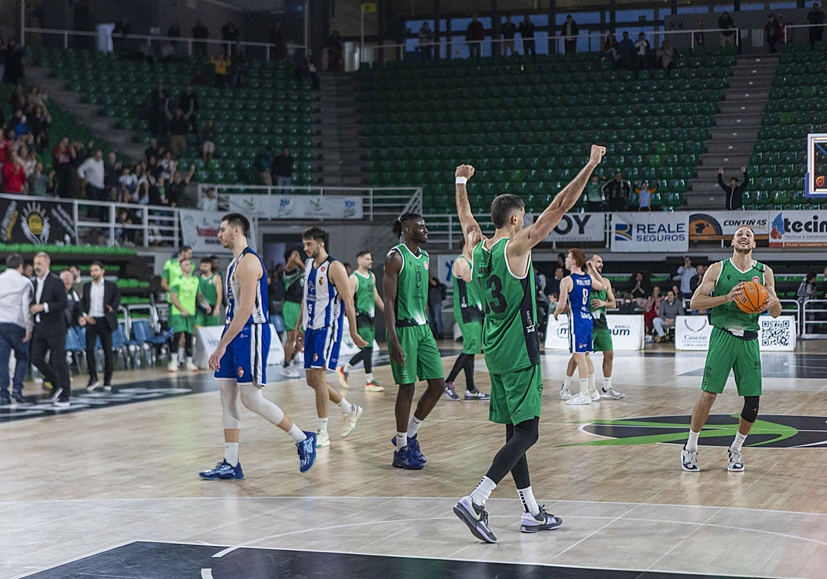 El Cáceres celebra el triunfo frente al Ponferrada en el Multiusos.