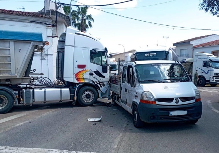 Dos camiones chocan en la travesía de Santa Marta