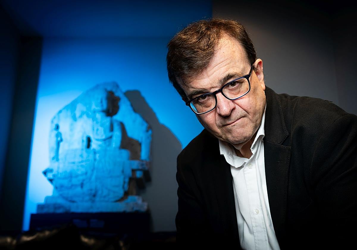 Javier Cercas se define como «ateo, anticlerical y laicista militante» al comienzo del libro.