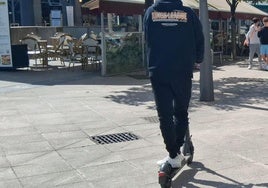 Imagen de archivo de un usuario de patinete montado en el vehículo.