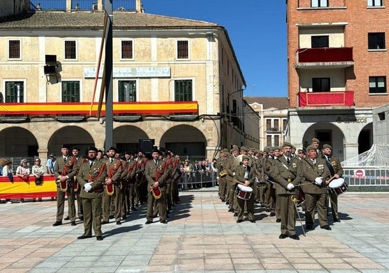 Multitudinaria jura de bandera en la plaza de España