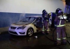 Así quedaron los coches quemados en las calles de Badajoz