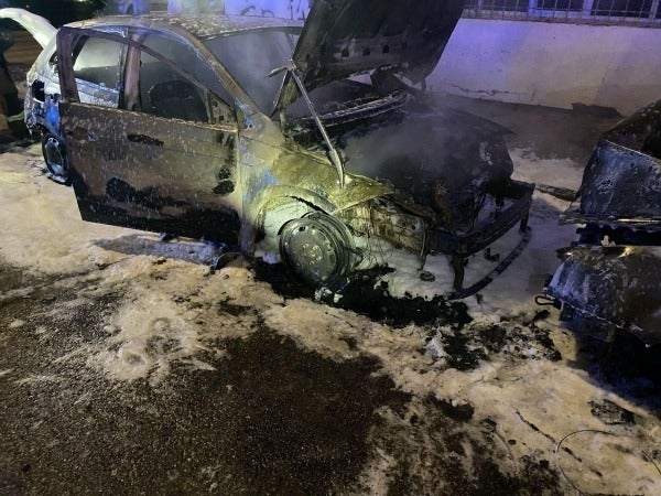 De nuevo una alerta de incendio llegaba a las 5.35 horas al parque. Había otros dos turismos quemándose en la barriada de Suerte de Saavedra. Eran este Volkswagen Polo y un Renault 19, aparcados en la calle Olof Palme. 