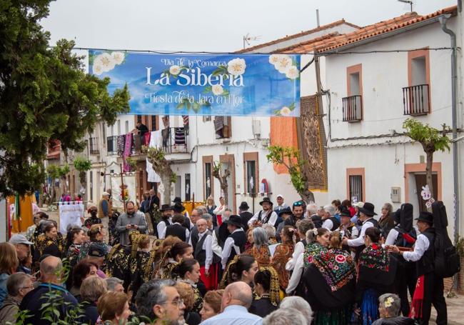 Ambientación folklórica en Castilblanco con motivo de la Fiesta de la Jara en Flor.