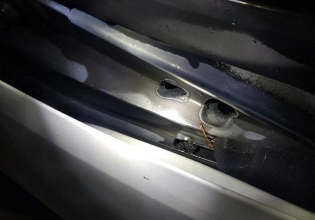 Zonas plásticas de la furgoneta que no llegó a quemarse en la calle Portalegre.