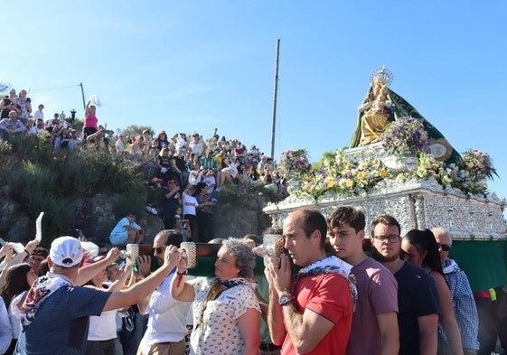 Las colinas de la ermita se volvieron a llenar de pañuelos blancos.