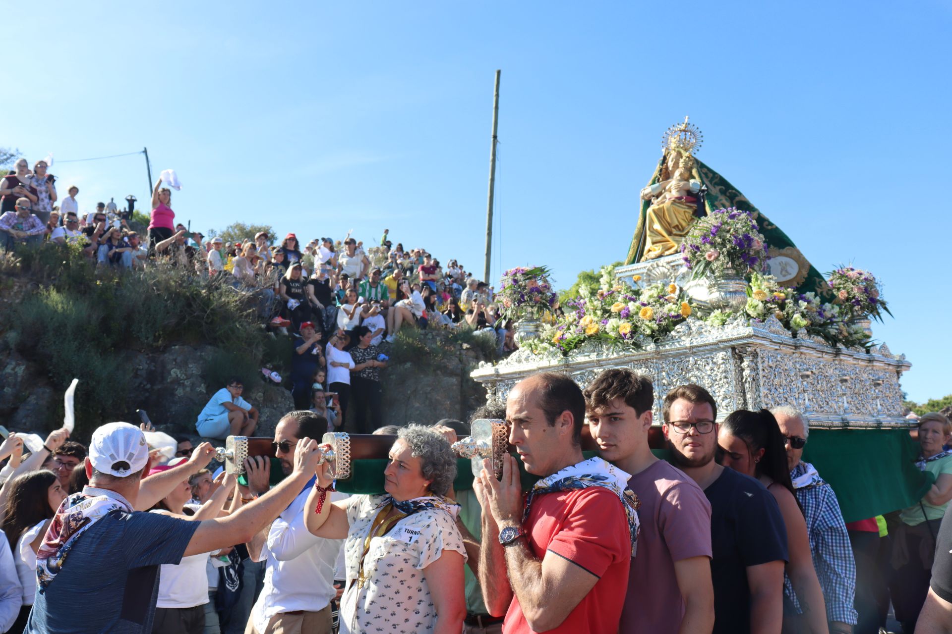 Las colinas de la ermita se volvieron a llenar de pañuelos blancos.