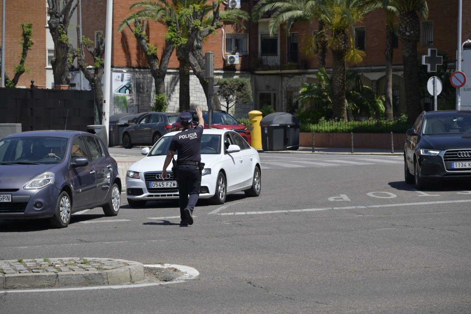 Un agente de la Policía Local regula la circulación en un cruce de Antonio Masa Campos con María Auxiliadora.