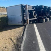 Cortan la A-66 a la altura de Riolobos por el vuelco de un camión que deja un herido leve