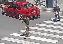 El soldado de la Base de Bótoa Alejandro Cordero regulando la circulación en Cáceres, por propia voluntad.