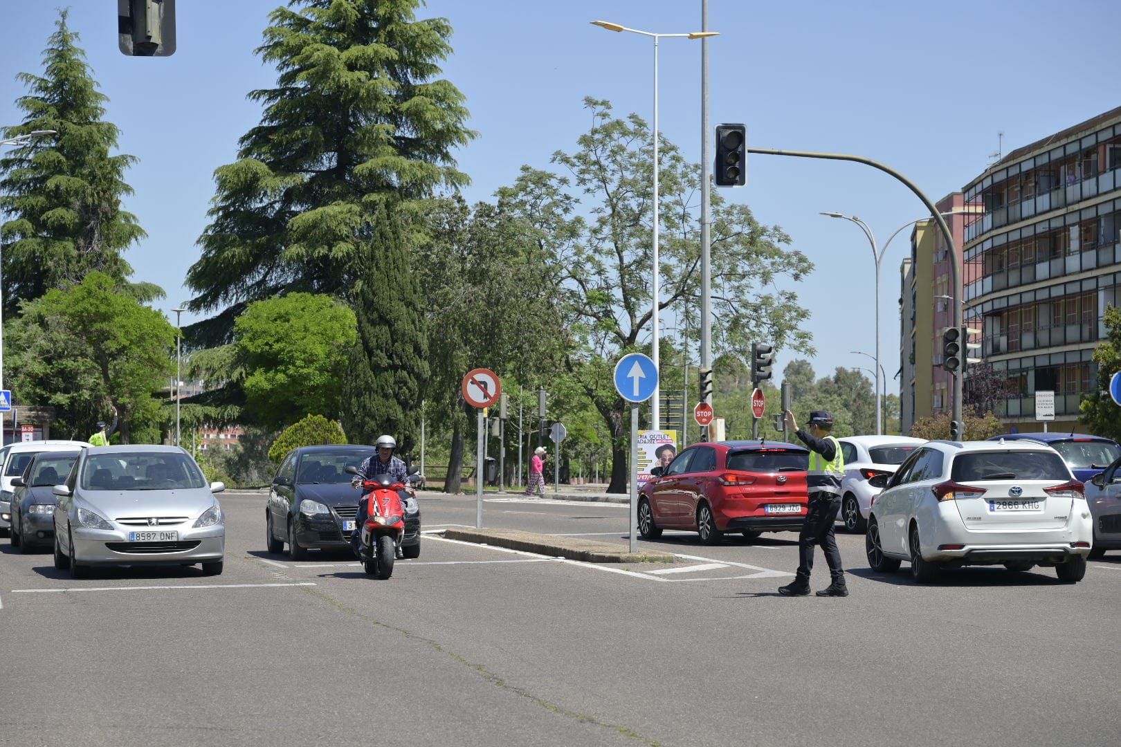 Policía Local regulando el tráfico en el casco urbano de Badajoz