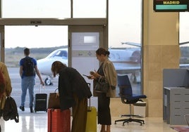 Imagen de archivo de usuarios esperando el vuelo a Madrid desde el aeropuerto pacense.