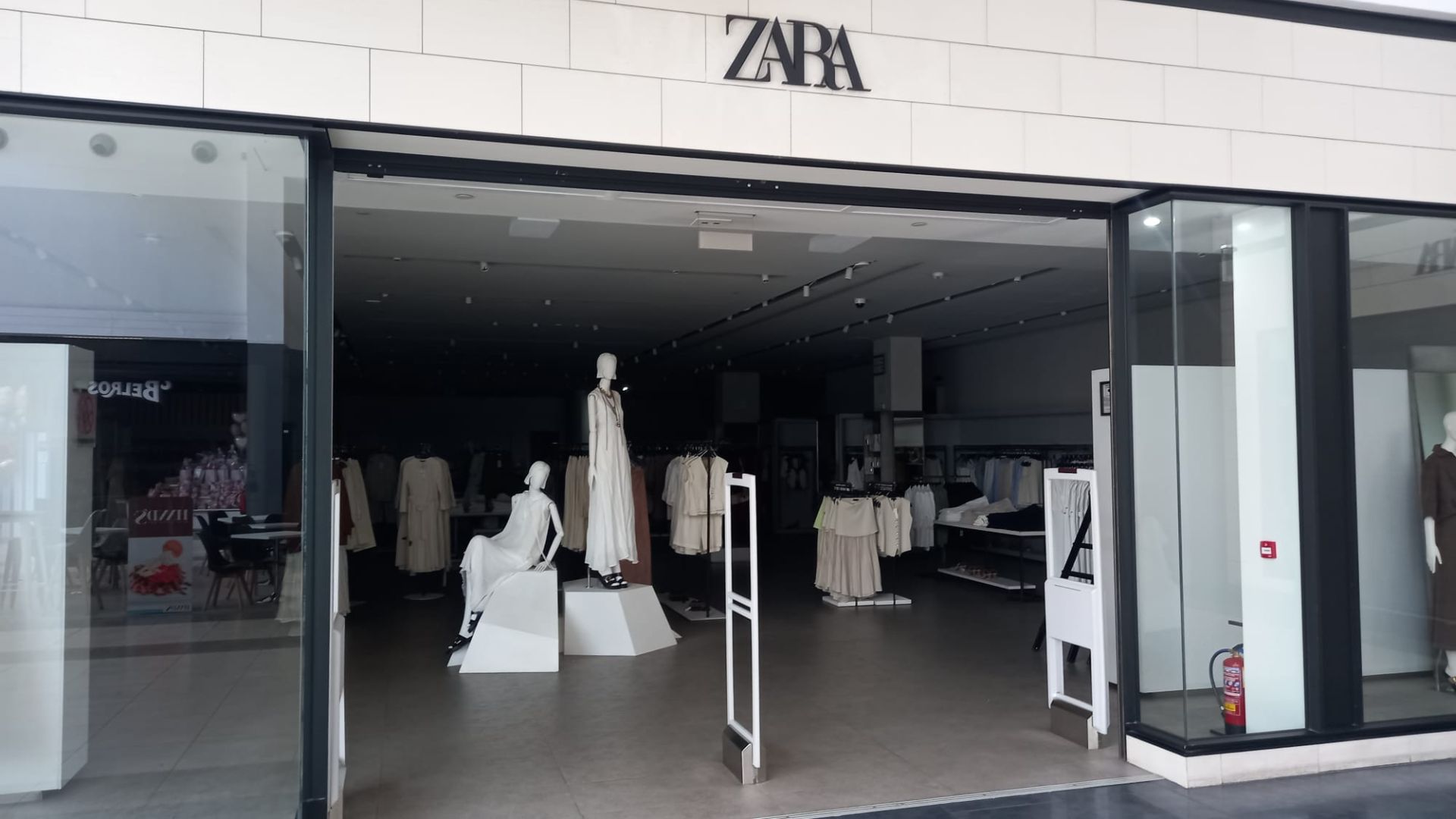 Tiendas de Zara y Stradivarius en el centro comercial Ruta de la Plata de Cáceres, que se mantenían abiertas pero con todos los espacios a oscuras y cerrados