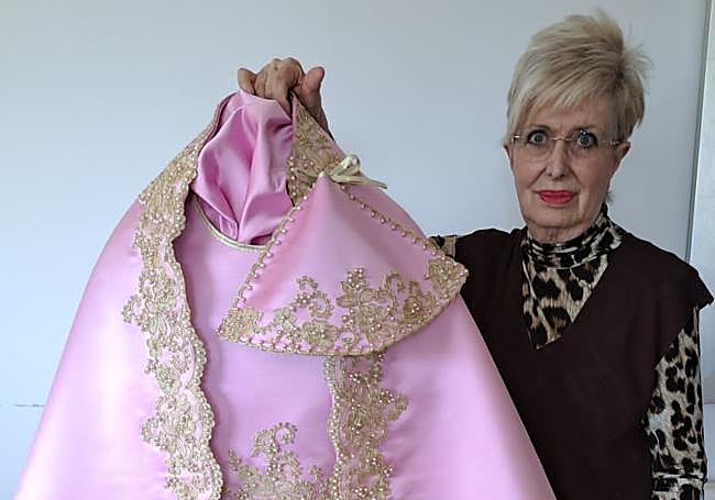 Marisa Antequera con uno de los mantos nuevos.