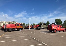 Estudiantes extremeños a las puertas de la biblioteca central de la UEx e Badajoz.