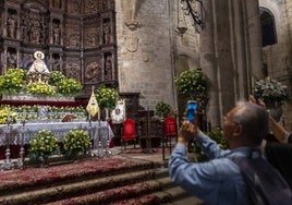 La imagen ha lucido este martes el manto número 43, de tisú de plata.