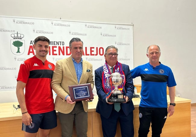 El Extremadura tmabién fue recibido por el alcalde José María Ramírez.