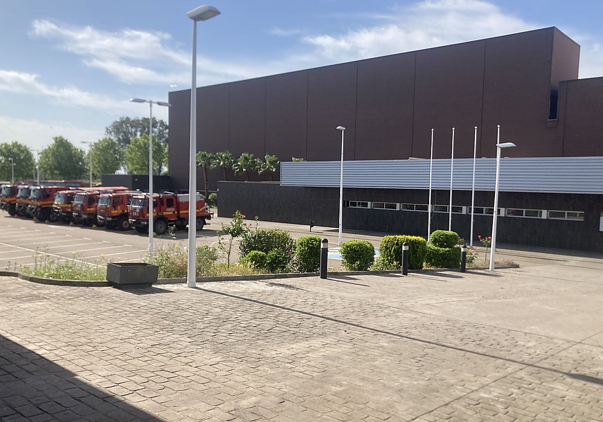 Camiones de la UME en las instalaciones de Ifeme, cedidas por el Ayuntamiento de Mérida.