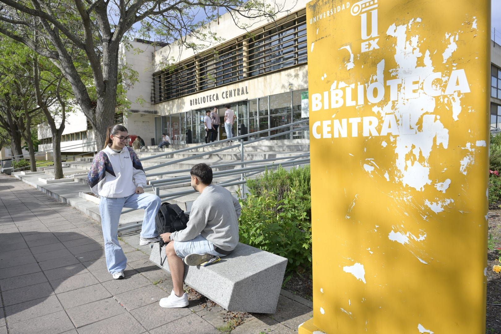 Alumnos en la biblioteca central del campus de Badajoz de la Universidad de Extremadura (UEx), que ha abierto con total normalidad este martes.