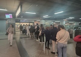 Colas en las oficinas que tiene Renfe en la estación de Atocha en Madrid.