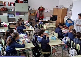 Alumnos del colegio Sagrada Familia de Badajoz en el aula este martes.