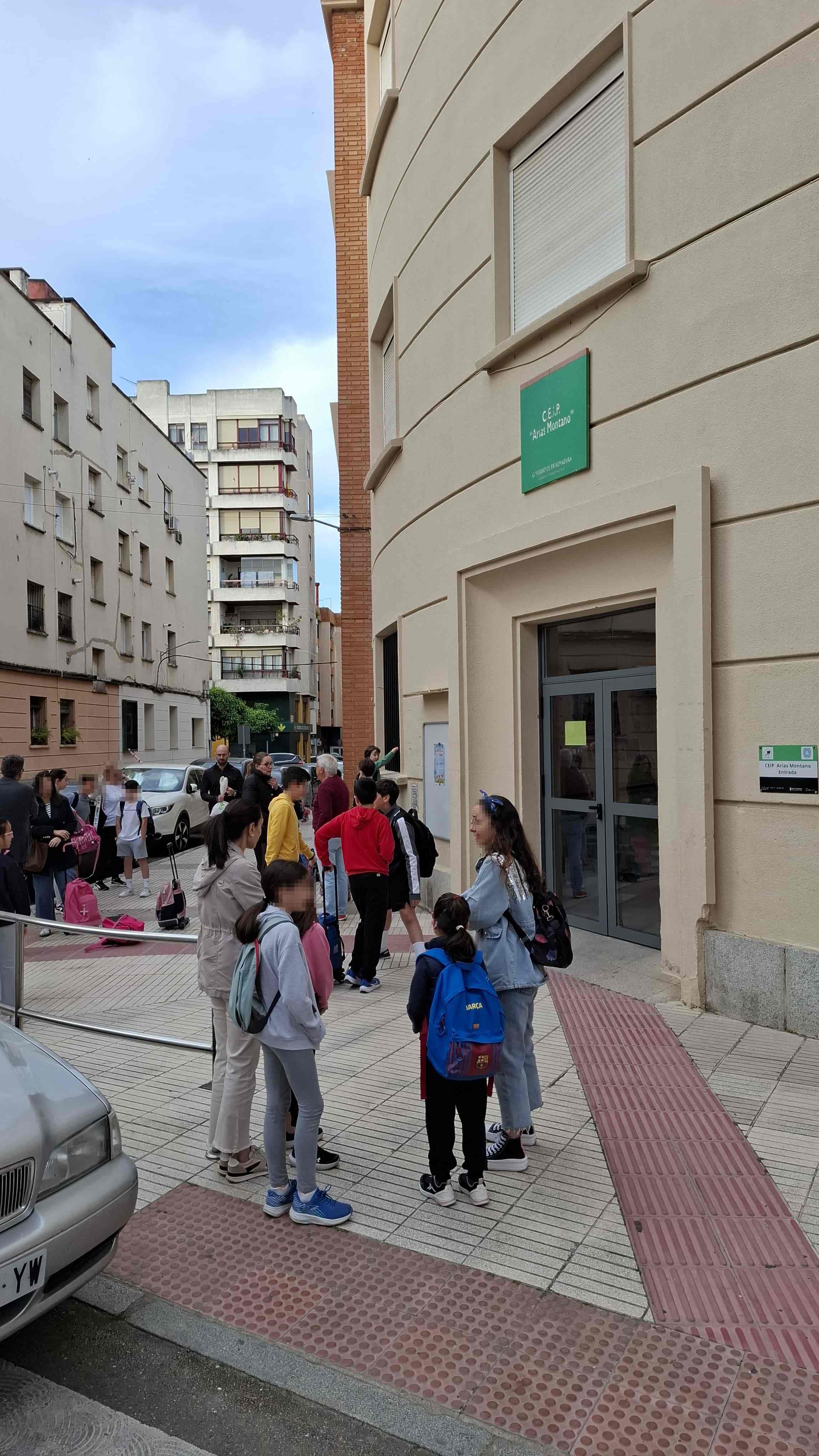 Alumnos y padres esperando a las puertas del colegio Arias Montano de Badajoz este martes