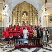 La plantilla y directivos realizan la tradicional ofrenda de flores a la Virgen de la Piedad tras la conquista del título de Tercera y el ascenso.