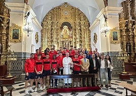 La plantilla y directivos realizan la tradicional ofrenda de flores a la Virgen de la Piedad tras la conquista del título de Tercera y el ascenso.