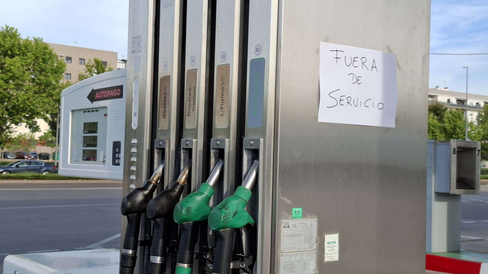 Cartel de una gasolinera en Badajoz fuera de servicio este martes.